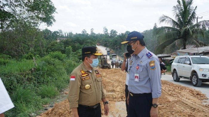 Gubernur Jambi Al Haris saat meninjau jalur batubara 