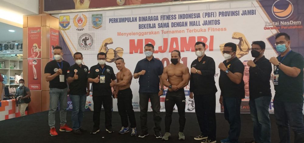 Walikota foto bersama panitia pertandingan.