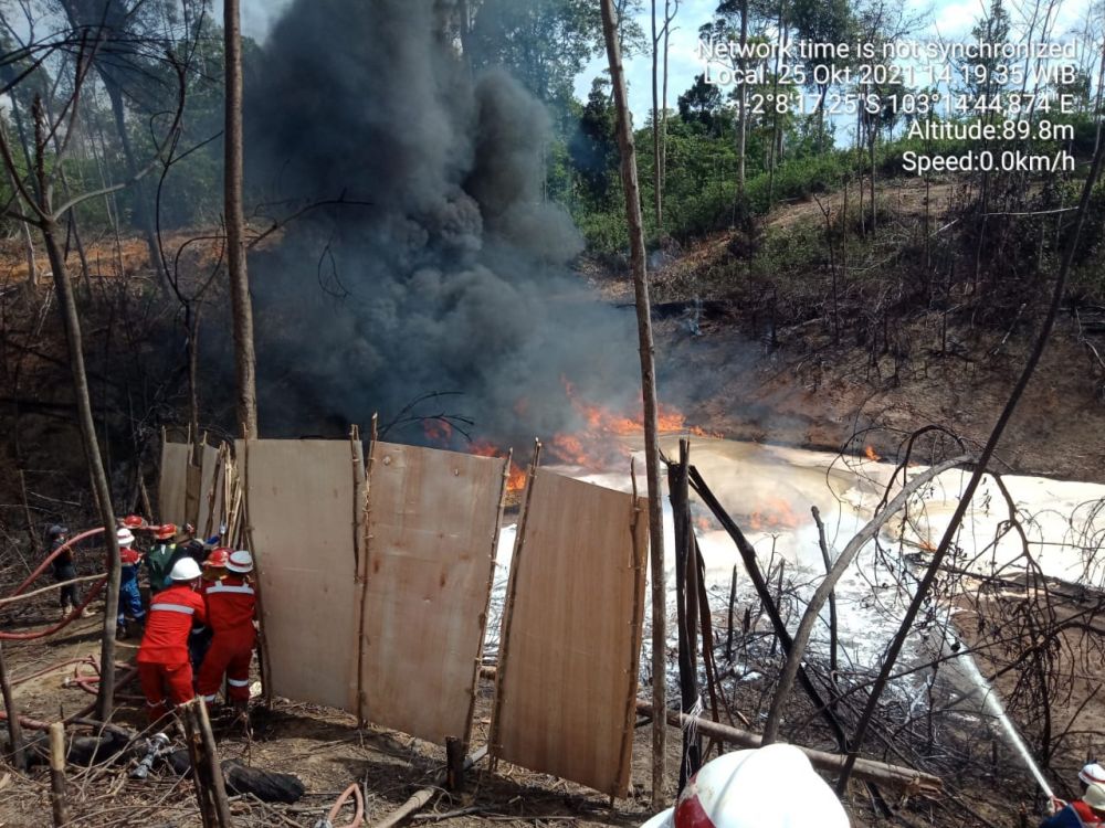 Saat memadam api sumur ilegal driling 