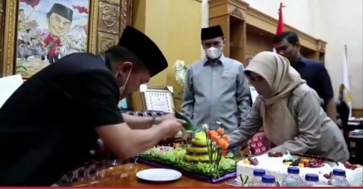 Ketua DPRD Provinsi Jambi Edi Purwanto memberikan kejutan Ulang Tahun ke Gubernur Jambi Al Haris di ruang kerjanya Selasa (23/11/2021).