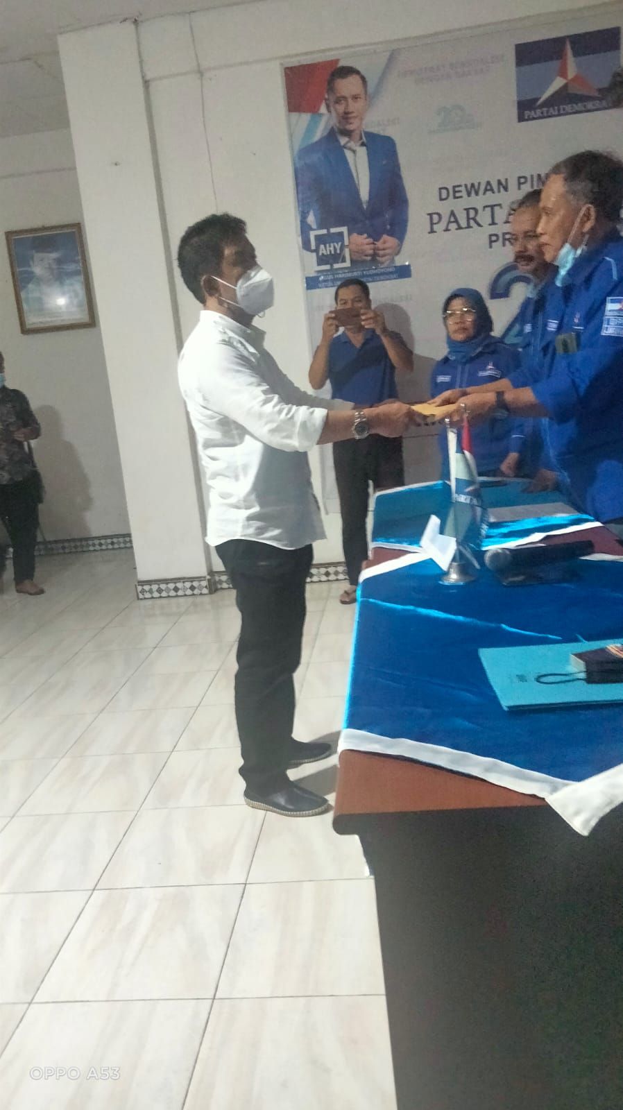Iday menyerahkan berkas pendaftaran.