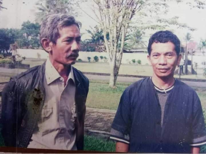 Fauzi Zubir dan PakDe Sumardi DS (pematung) foto beberapa tahun lalu