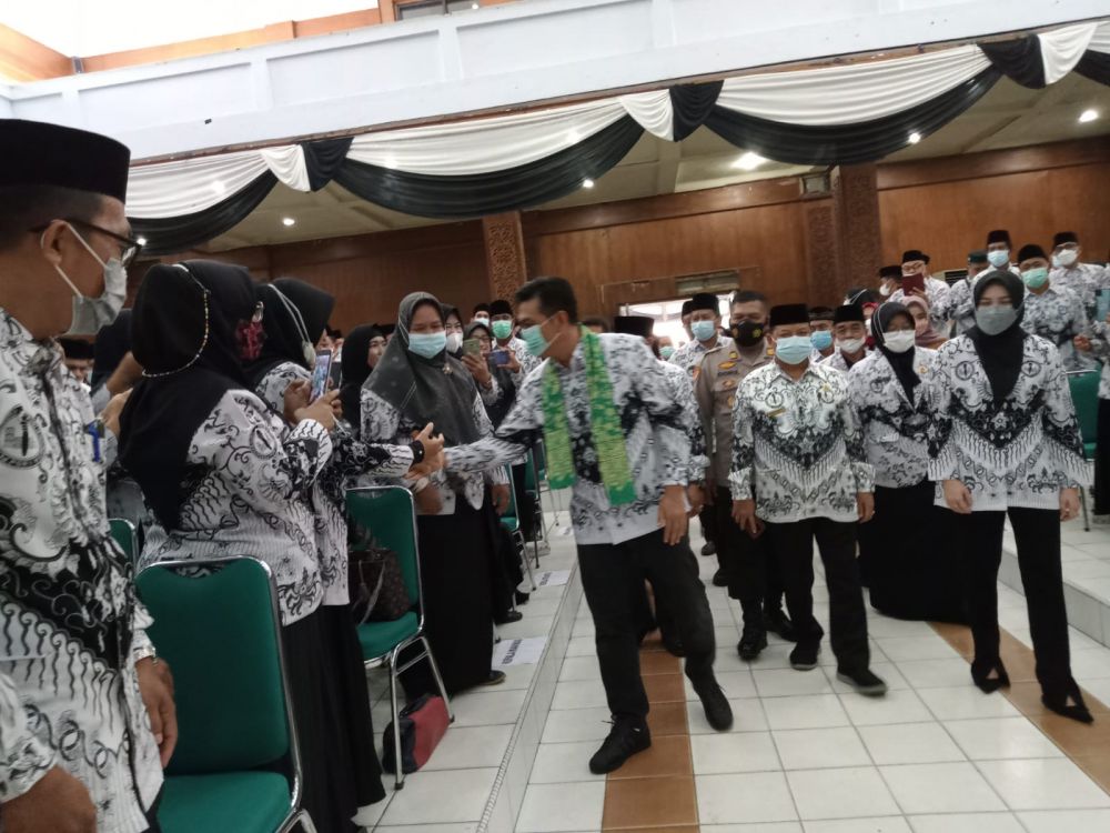 Peringatan HUT PGRI ke-76 dan Hari Guru Nasional tingkat Kabupaten Batanghari tahun 2021, Kamis (25/11) di gedung Pemuda Muara Bulian.