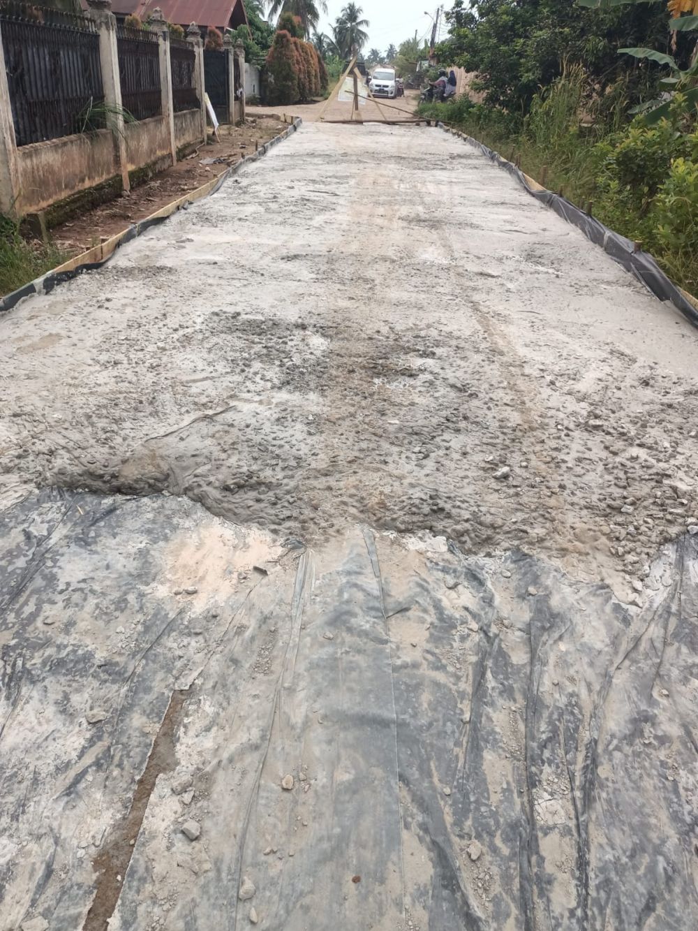 Pembangunan jalan lingkungan yang dihentikan warga Kasang Pudak