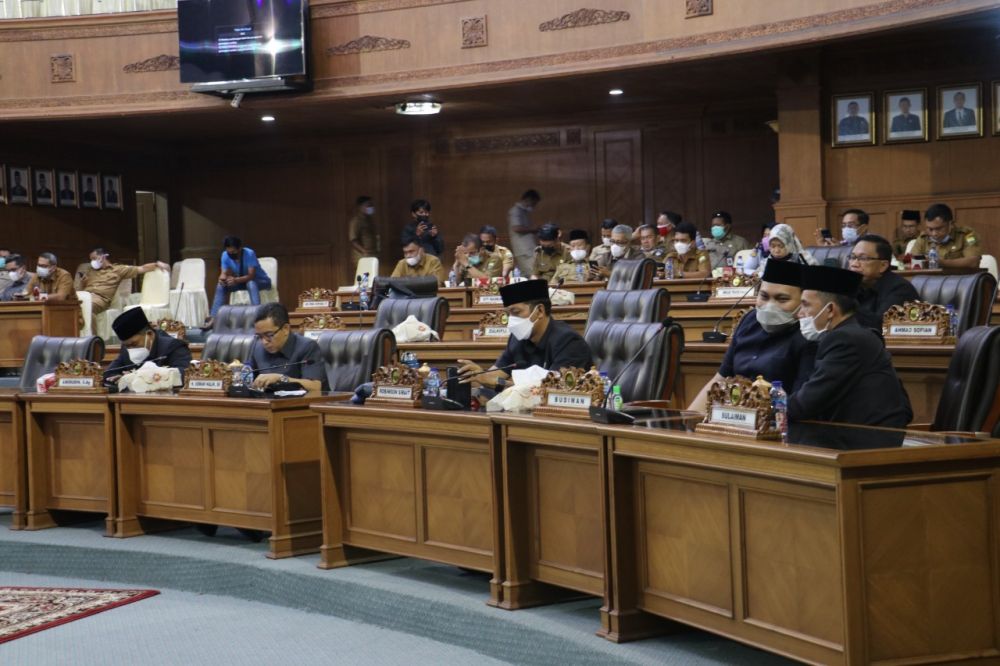 Anggota dewan Muarojambi yang mengikuti paripurna