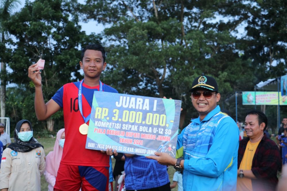 Ketua DPRD Muarojambi Yuli Setia Bhakti menyerahkan piala dan hadiah
