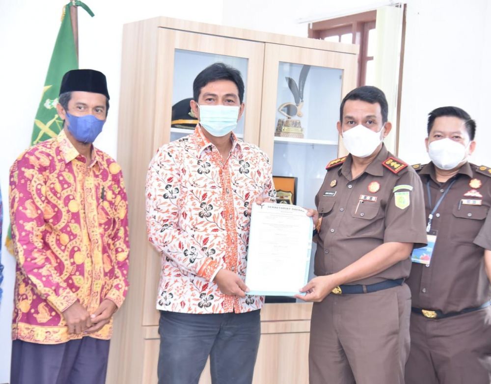Bupati Batanghari Mhd Fadhil Arief menyerahkan penghargaan