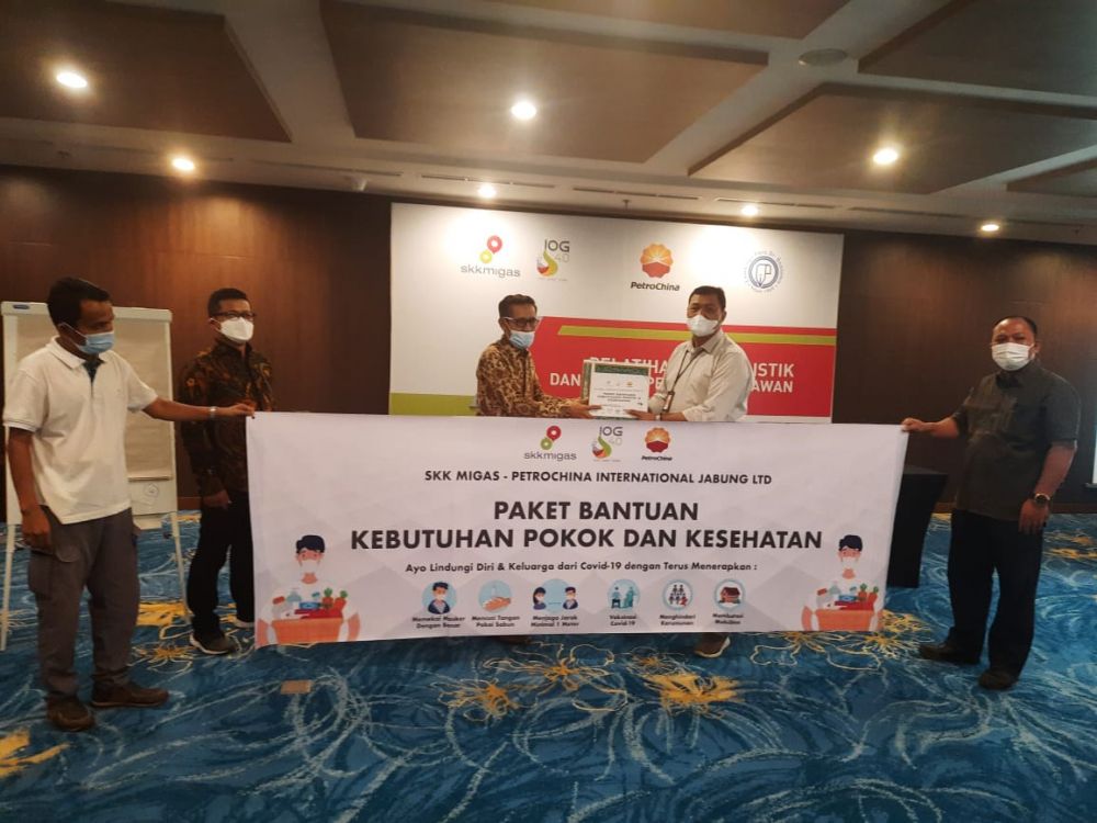 Penyerahan Bantuan untuk Anggota FJM Jambi dari SKK Migas 