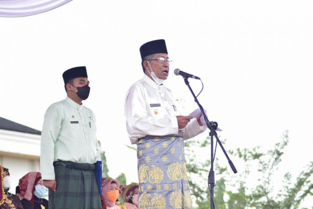 Memimpin upacara Peringatan Hari Ulang Tahun (HUT) ke 65 Provinsi Jambi Tahun 2022, yang berlangsung di lapangan depan Kantor Gubernur Jambi, Kamis (06/01/2022).