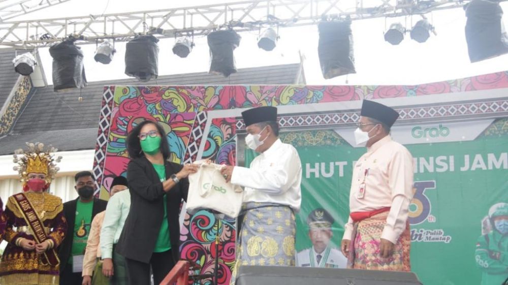 Wagub Abdullah Sani saat membuka secara langsung Pameran dan Bazar UMKM dalam rangka HUT ke 65 Provinsi Jambi Tahun 2022, yang berlangsung di lapangan depan Kantor Gubernur Jambi, Kamis (06/01/2022).