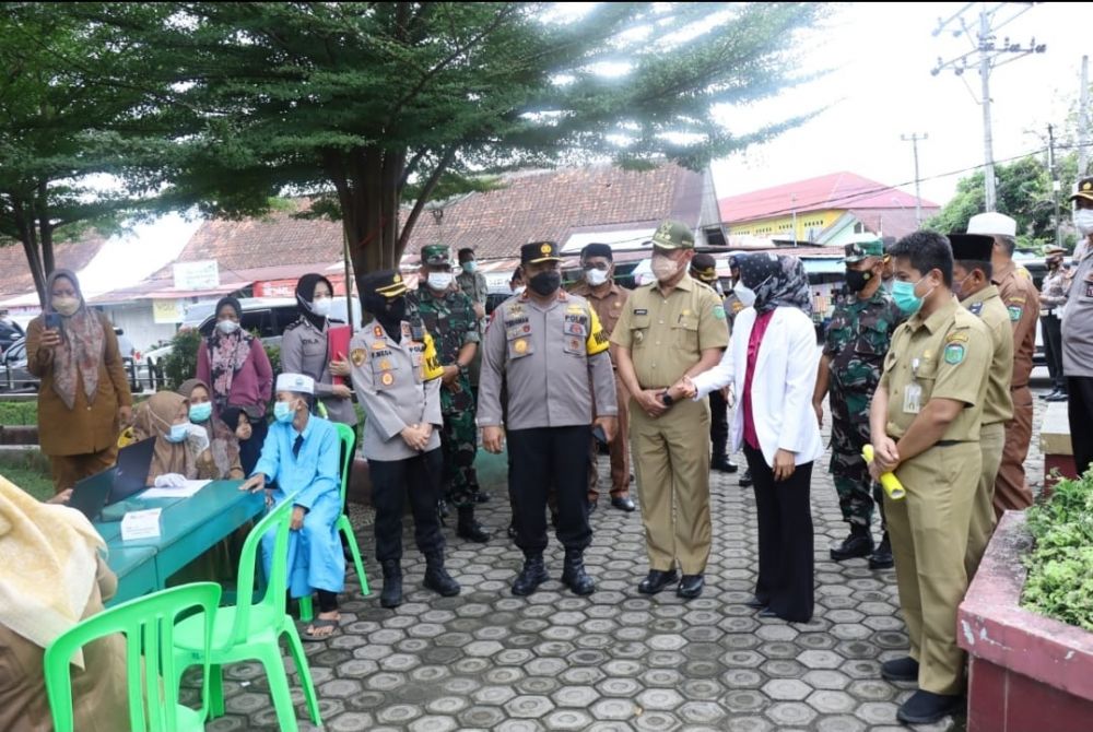 Wakapolda Jambi didampingi Kapolres Tebo mendengar penjelasan petugas Vaksin dr Rini