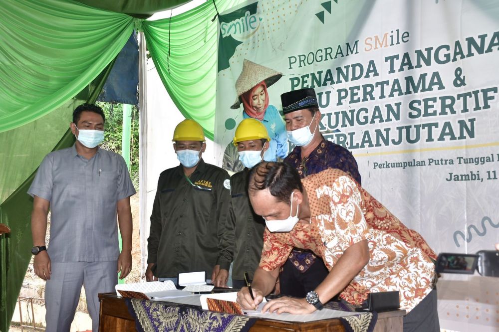 Penandatanganan nota kesepahaman (MoU) yang bertujuan untuk membantu petani swadaya dalam meningkatkan produktivitas, sertifikasi internasional, dan mendapatkan premi penjualan dari minyak sawit bersertifikat yang disaksikan langsung Bupati.