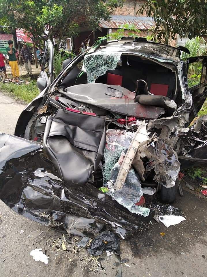 Minibus yang ringsek berat akibat kecelakaan yang menewaskan Empat Warga Merangin tewas