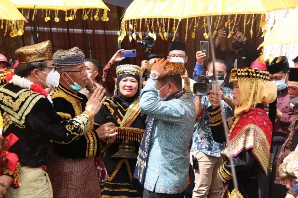 Al Haris mendapatkan gelar adat 