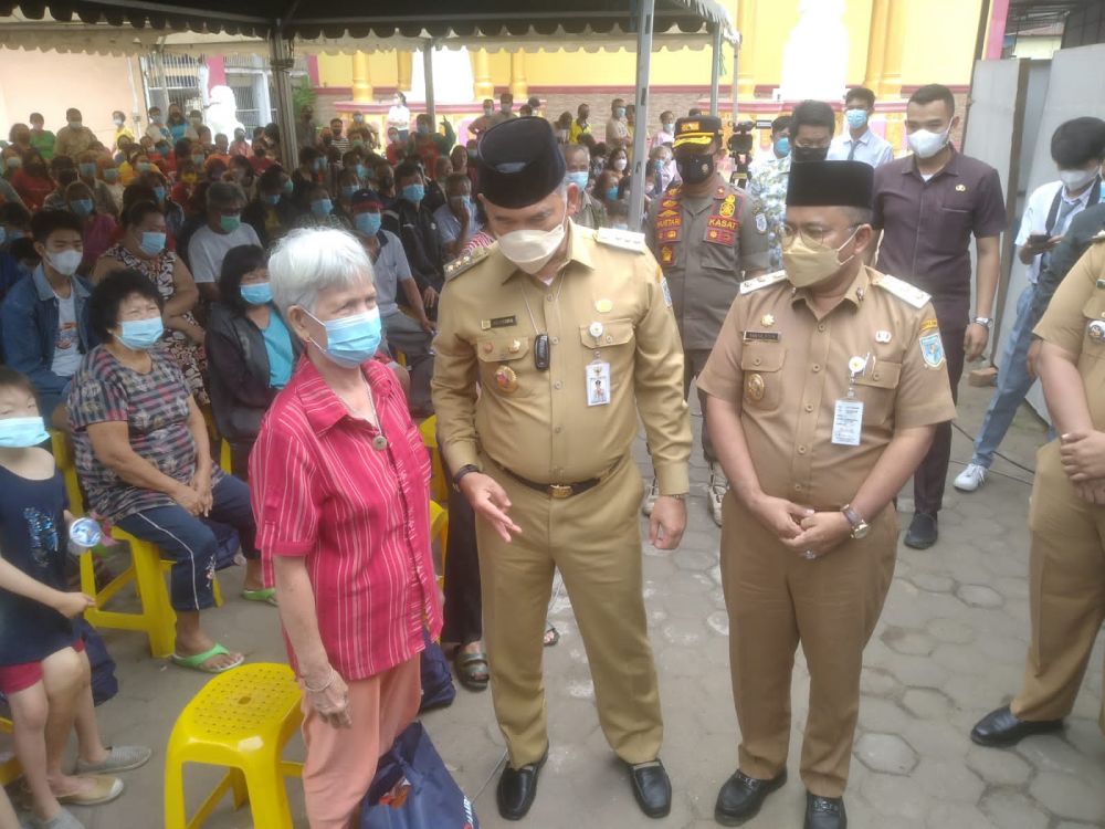 Fasha Bersama Maulana serahkan Sembako Kepada Warga Tionghoa untuk Sambut Imlek