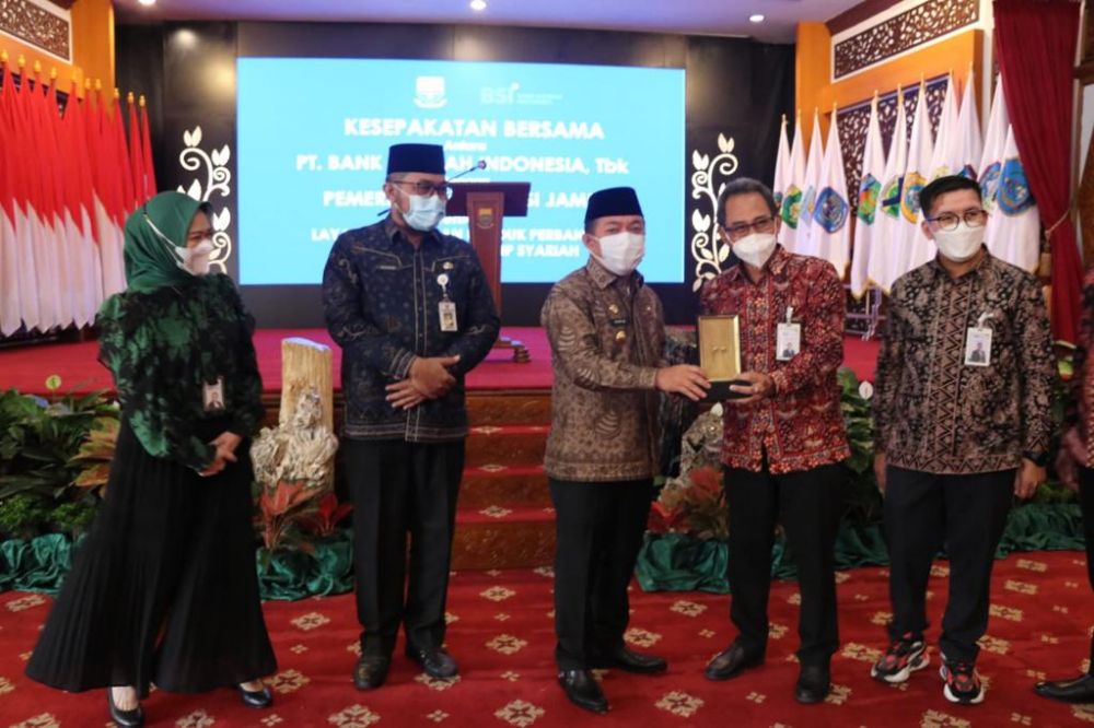 Penandatanganan Nota Kesepahaman Gubernur Jambi dengan Pimpinan BSI tentang Percepatan Layanan Berbasis Digital di Rumah Sakit Umum Daerah (RSUD) Raden Mattaher Jambi, yang berlangsung di Auditrium Rumah Dinas Gubernur Jambi, Kamis (19/01/2022).