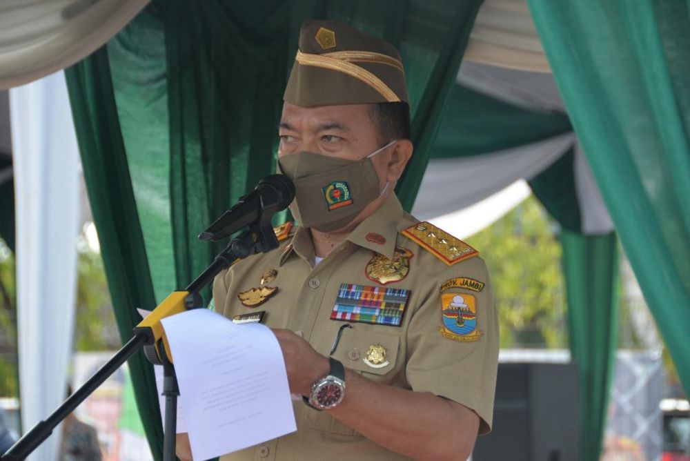 Al Haris saat menjadi inspektur upacara pada Apel Bulan Keselamatan dan Kesehatan Kerja (K3) Tingkat Provinsi Jambi Tahun 2022, yang berlangsung di Pelabuhan Talang DUku Kecamatan Taman Rajo Kabupaten Muaro Jambi, Kamis (19/01/2022).