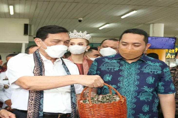 Wakil Ketua DPRD Provinsi Jambi, Pinto Jayanegara saat mendampingi Menko Marves di Jambi.