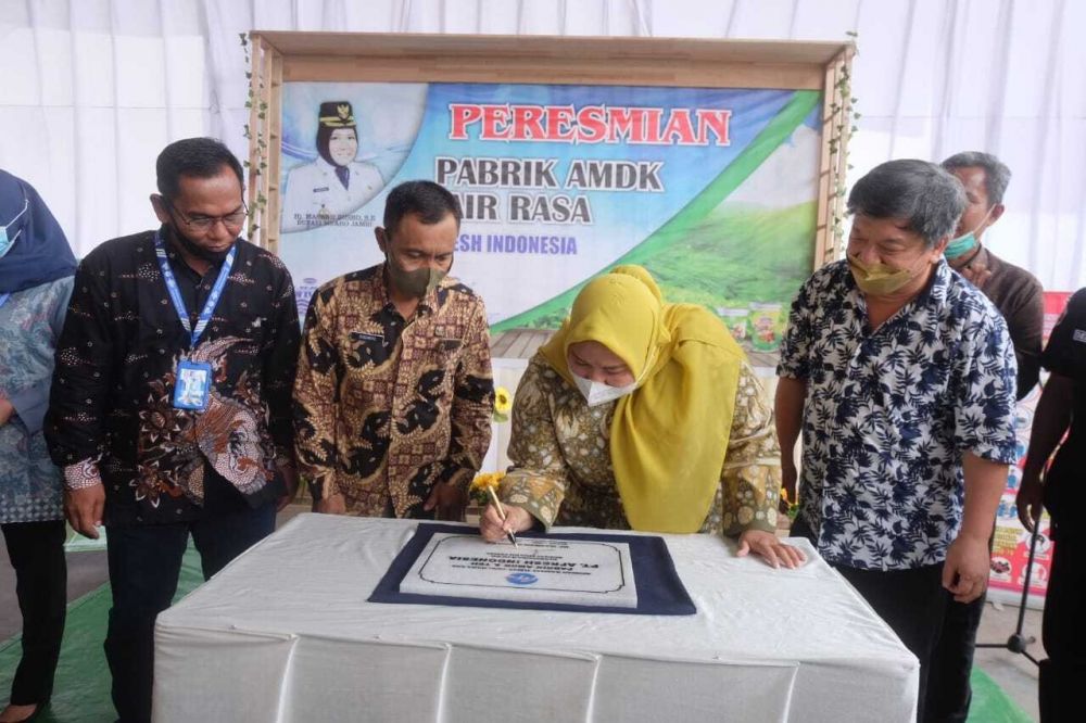 Bupati menandatangani prasasti