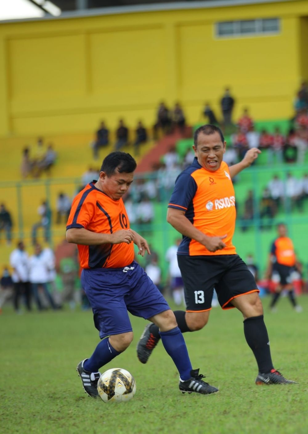 Gubernur Jambi saat pertandingan bola kaki persahabatan