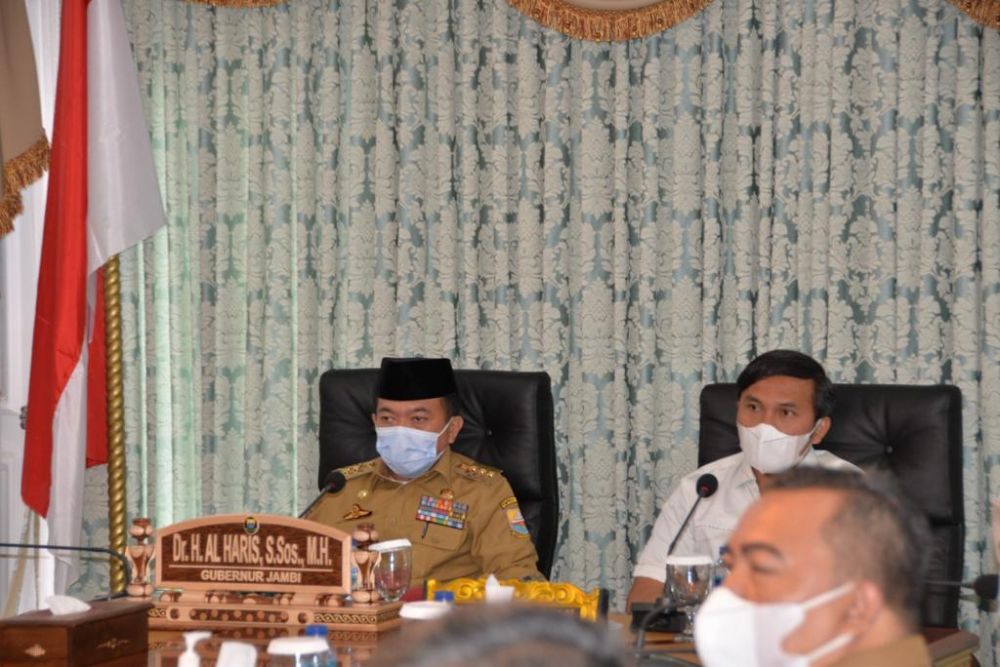 Ketua DPRD Provinsi Jambi Edi Purwanto bersama Gubernur Jambi Al Haris menghadiri rapat kerjasama bersama Menteri Dalam Negeri (Mendagri), KPK di Ruang Video Conference di Rumdis Gubernur Jambi, Senin (24/1/2022).