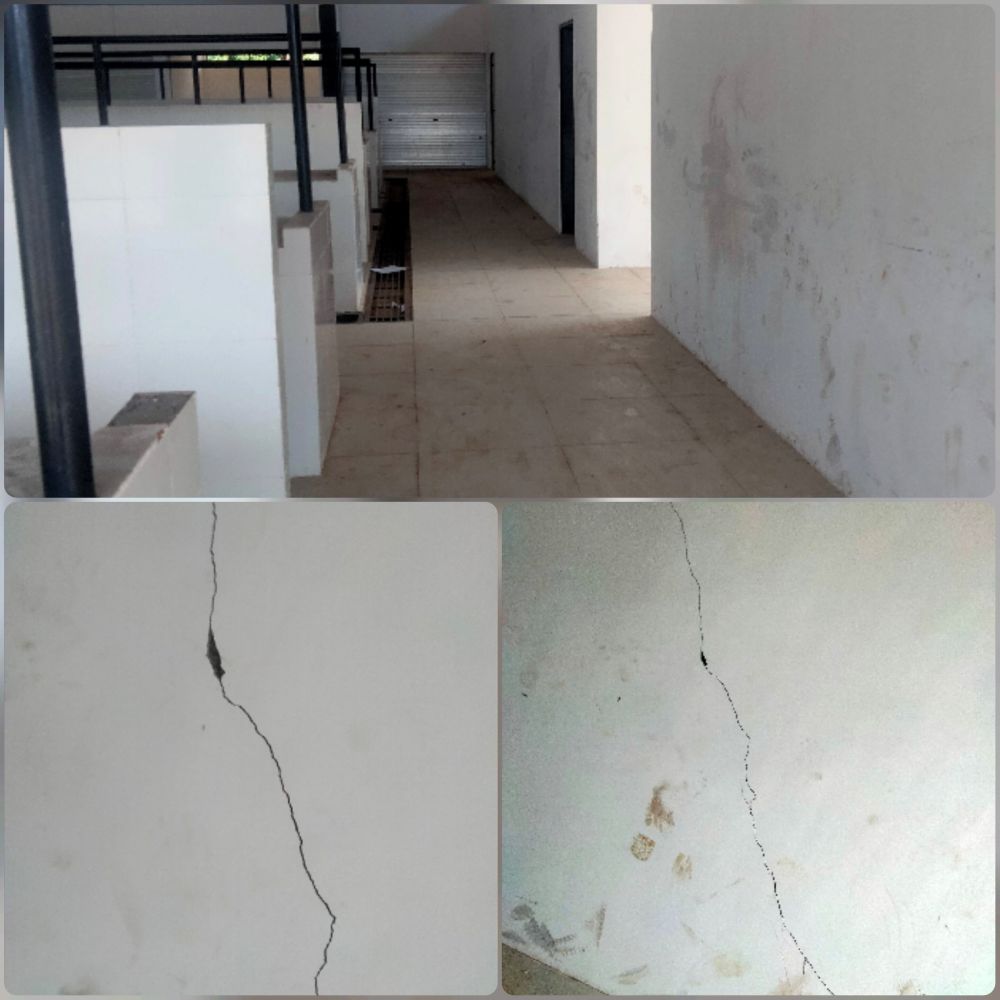 Keretakan  di gedung pasar Sengeti