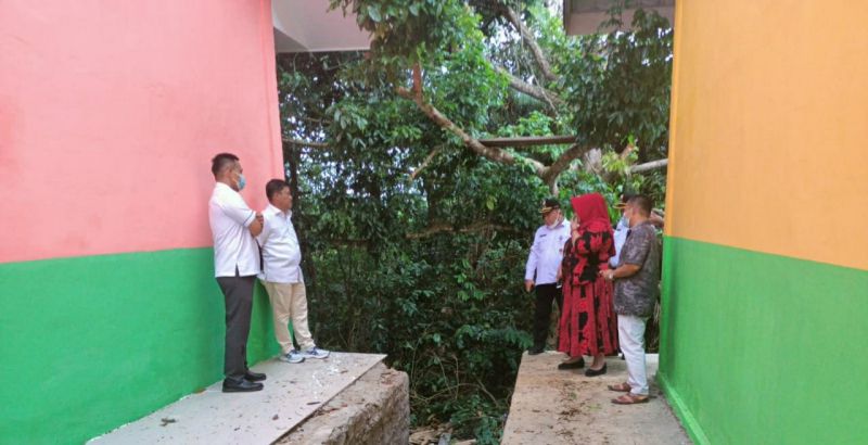 Komisi IV DPRD Provinsi Jambi saat cek langsung sarana dan prasarana sekolah yang didanai dari Dana Alokasi Khusus (DAK) Tahun 2021.