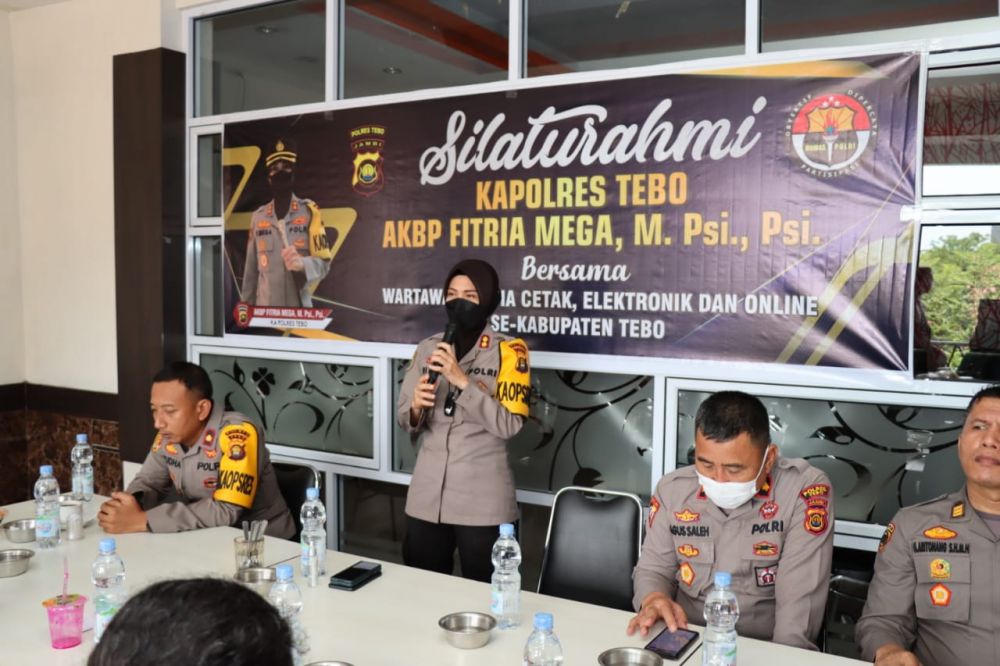 Kapolres Tebo didampingi Wakapolres Kabagop melakukan jumpa pers wartawan liputan Tebo.