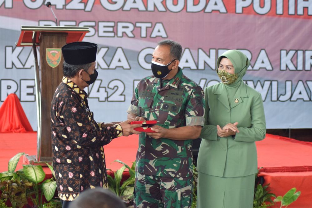 Abdullah Sanin Hadir acara Lepas Pamit Danrem 042/Garuda Putih, yang berlangsung di lapangan tenis indoor Korem 042/Garuda Putih, Jambi, Kamis (03/02/2022).