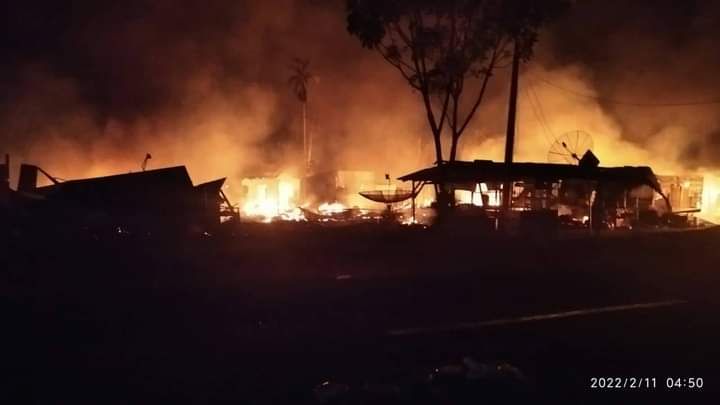 Kobaran api yang menghanguskan pasar unit 5 Rimbo Bujang