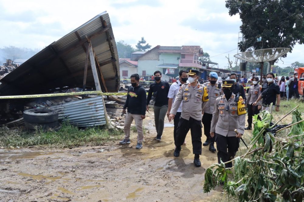 Kapolres Tebo bersama Forkompinda Tebo dan tim trauma healing polwan polres Tebo mengunjungi lokasi kebakaran
