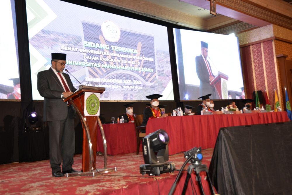 Sidang Terbuka UMJ pada Wisuda Sarjana ke-3 Tahun Akademik 2021-2022, bertempat di bertempat Abadi Convention Center (ACC) Jambi, Rabu (16/02/2022).