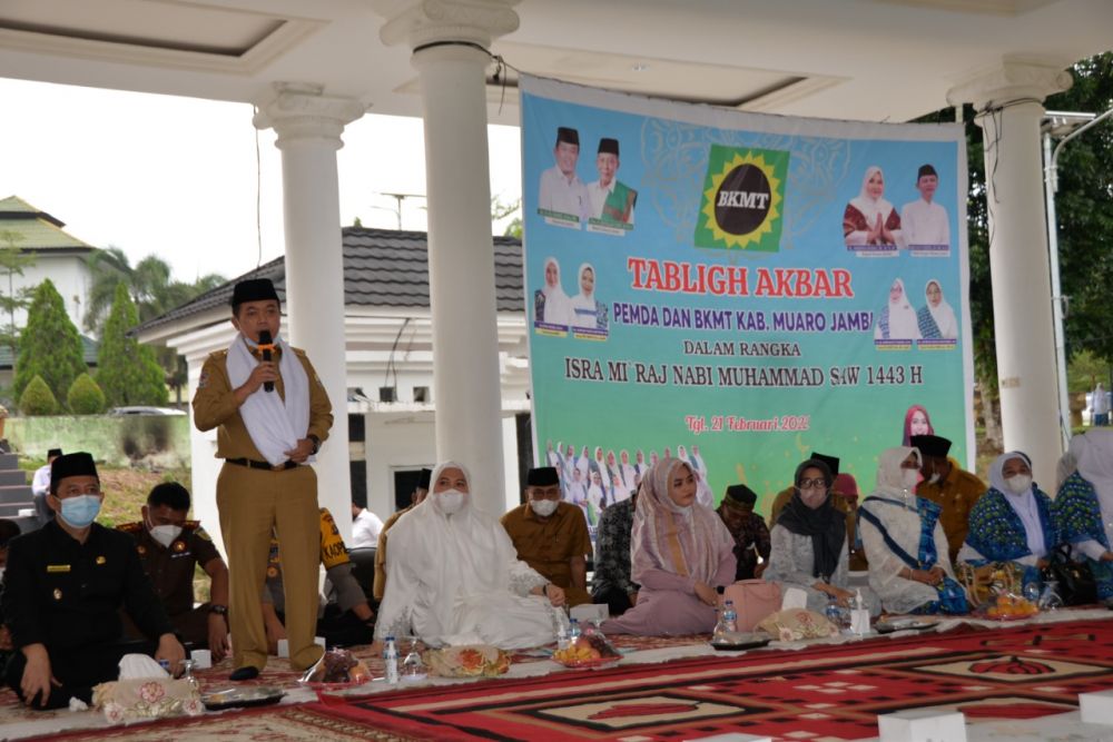 Peringatan Isra Mikraj Nabi Muhammad Shalallahu Alihi Wasalam (SAW) Pemerintah Kabupaten Muaro Jambi dan Badan Kontak Majelis Taklim (BKMT) Kabupaten Muaro Jambi, yang berlangsung di Lapangan Kantor Bupati Muaro Jambi, Senin (21/02/2022).