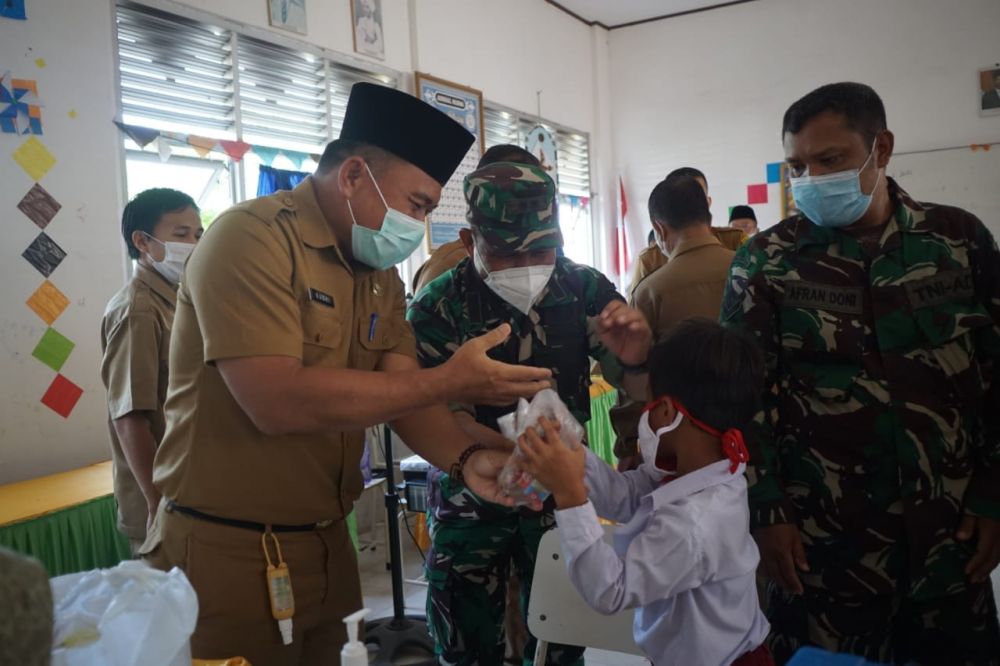 Sekda memberi semangat siswa yang di vaksin.