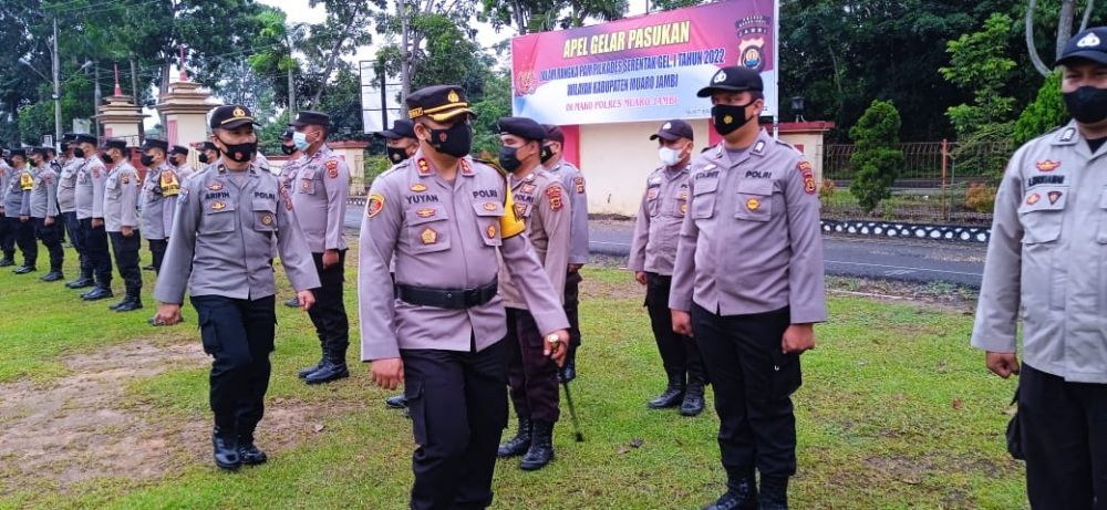 Kapolres Muaro Jambi AKBP Yuyan Priatmaja  mengecek kesiapan anggota.