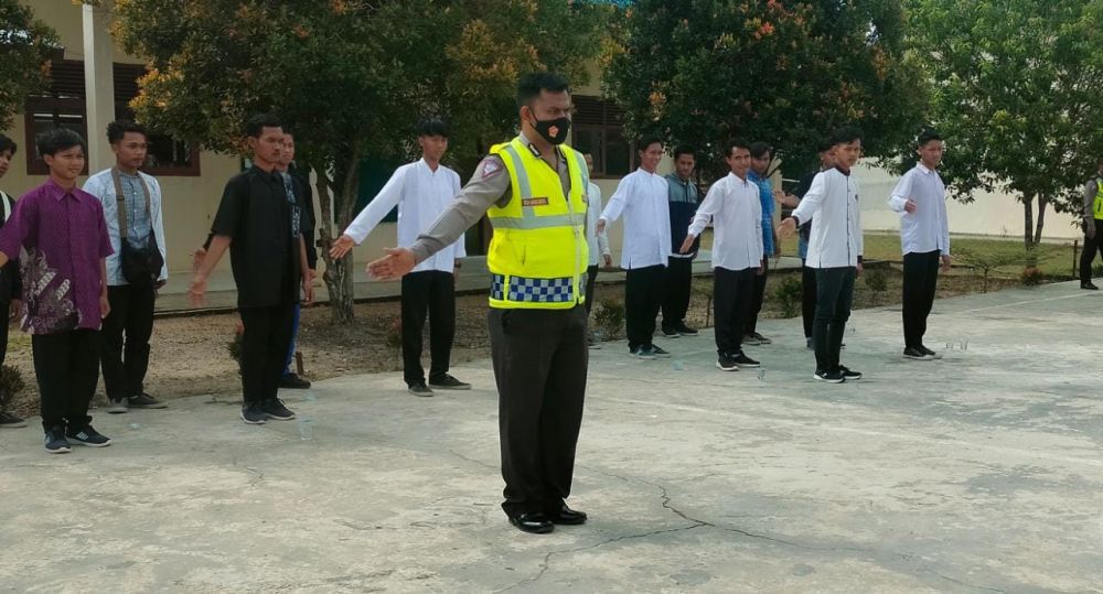 Aipda Oka Mahendra Saat memberi materi peraturan lalulintas kepada siswa siswi SMKN 5 Tebo