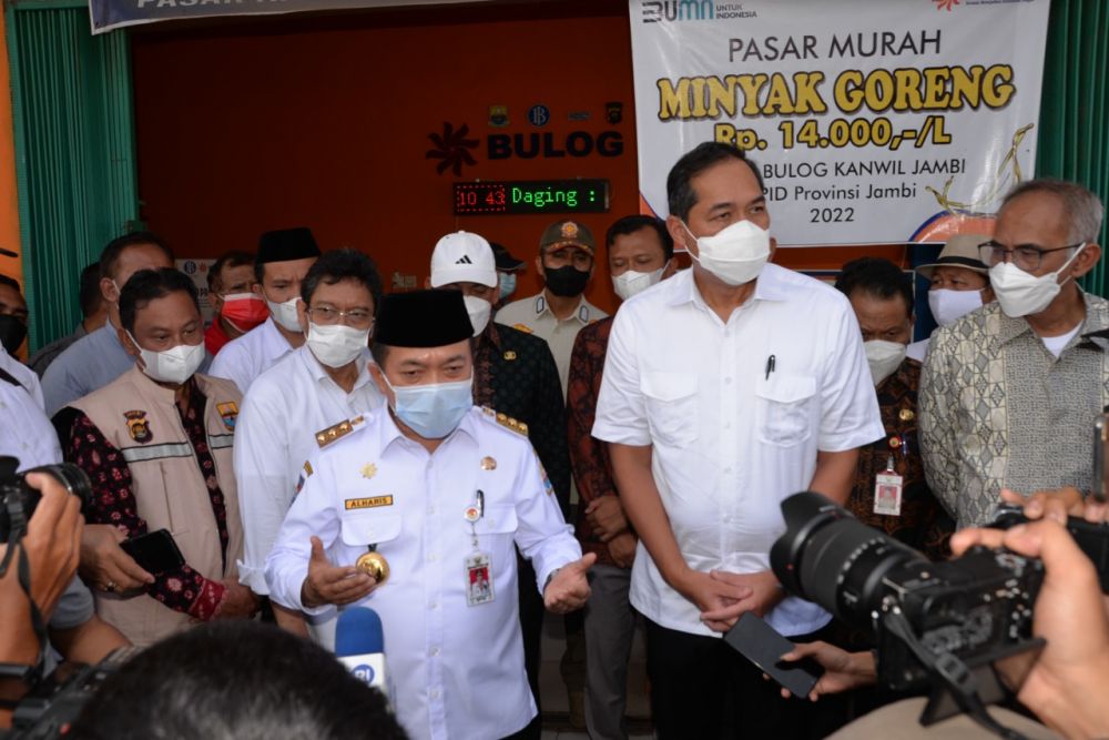 Gubernur Jambi, Dr.H.Al Haris,S.Sos.,M.H., mendampingi Menteri Perdagangan RI, Muhammad Lutfi melakukan peninjauan Pasar Modern Angso Duo untuk mengecek secara langsung terkait permasalahan minyak sayur yang terjadi beberapa minggu terakhir dibeberapa daerah termasuk Provinsi Jambi, Jum'at (25/02/22).