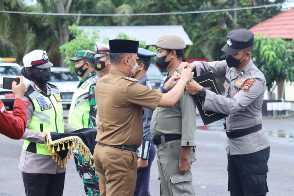 Penyematan pita tanda dimulainya operasi oleh Bupati Tebo