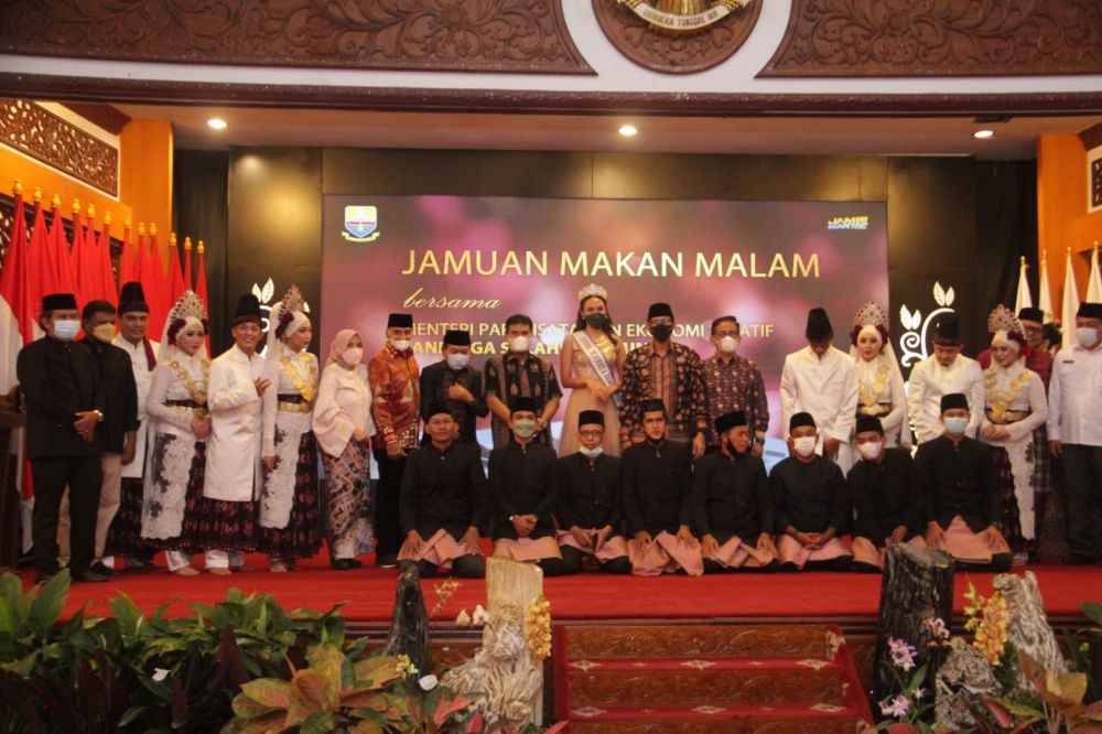  Jamuan Makan Malam Bersama Menteri Pariwisata dan Ekonomi Kreatif Republik Indonesia Dr.H.Sandiaga Salahuddin Uno, B.B.A., M.B.A., bertempat di Auditorium Rumah Dinas Gubernur Jambi, Rabu (02/03/2022) malam.