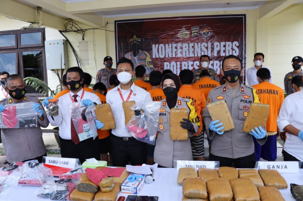 Kapolres Tebo memberikan keterangan pers terkait tangkapan 31 kg lebih ganja.