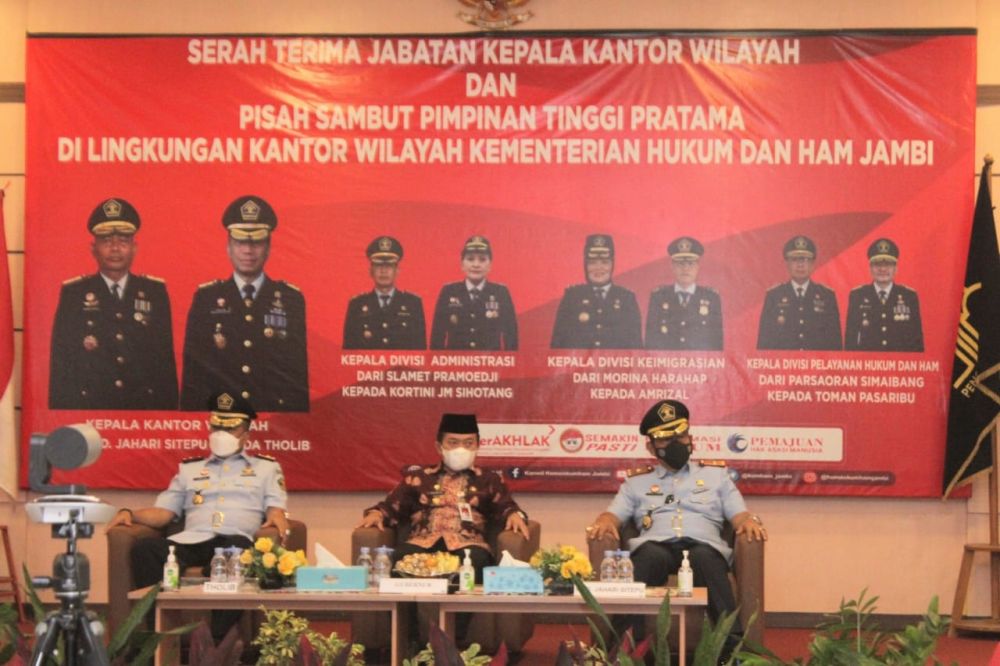 Serah Terima Jabatan Kepala Kanwil Kemenkumham Jambi dari Mhd. Jahari Sitepu,S.H.,M,Si., kepada , yang berlangsung di Aula Kawil Kemenkumham Provinsi Jambi, Kamis (10/03/2022).