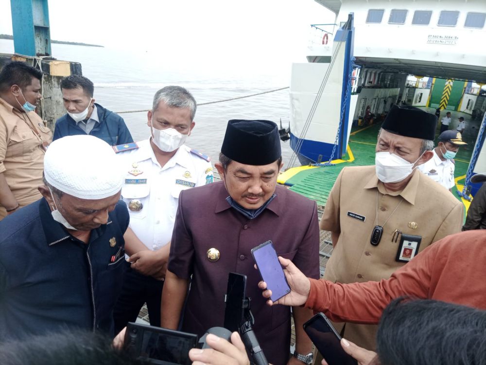Bupati Tanjabarat memberikan keterang
an pada wartawan