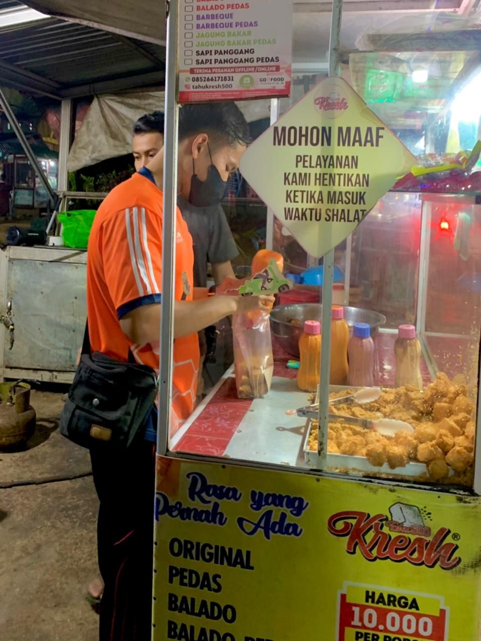 Julpickar melayani pembeli tahu krispy