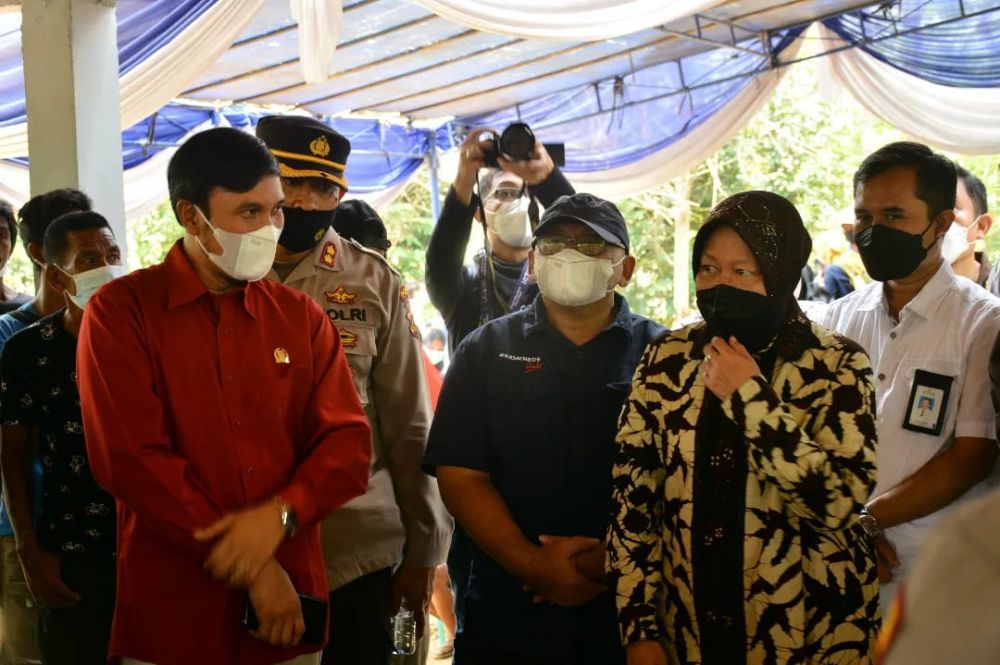 Ketua DPRD Provinsi Jambi, Edi Purwanto mendampingi Menteri Sosial, Tri Rismaharini pada acara peresmian Community Center KAT dan Sarana Air Bersih, MCK Komunal bagi suku anak dalam di Dusun Sungai Terap Desa Jelutih Kecamatan Bathin XXIV Kabupaten Batanghari, Rabu (16/3).
