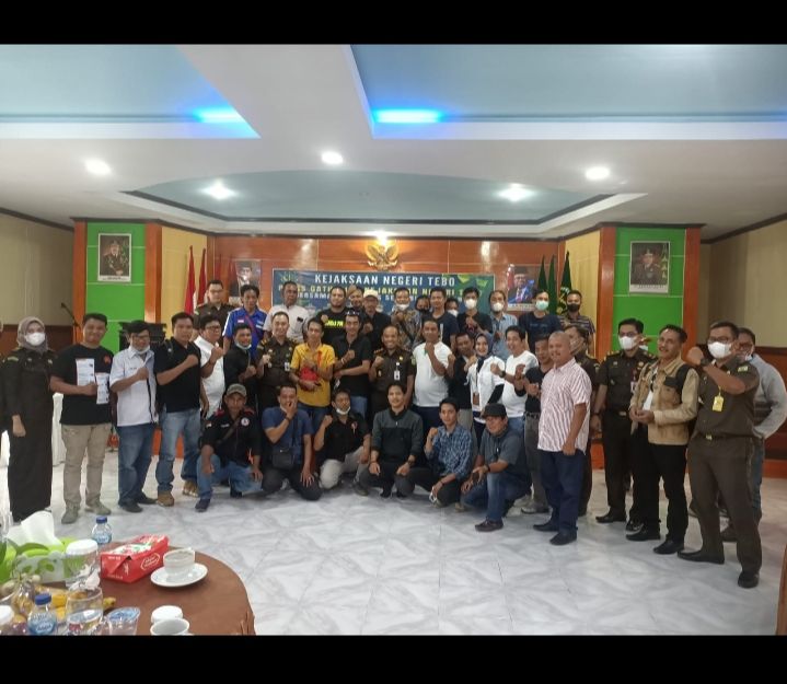 Kejari Tebo Foto bersama Wartawan 