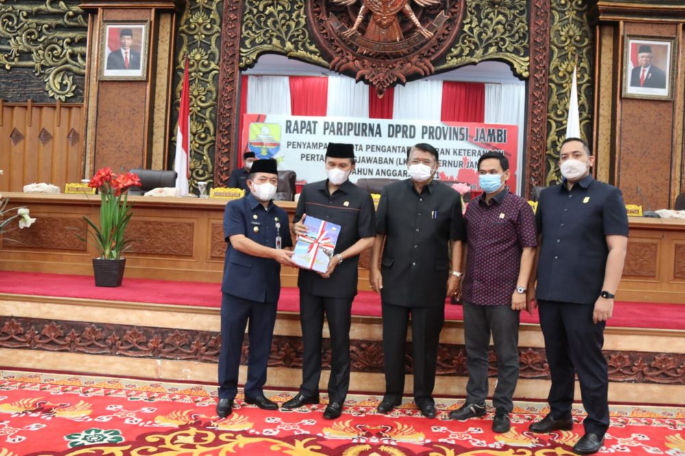 Gubernur Jambi Saat Menyerahkan LKPJ Tahun Anggaran 2021 ke Pimpinan DPRD Provinsi Jambi