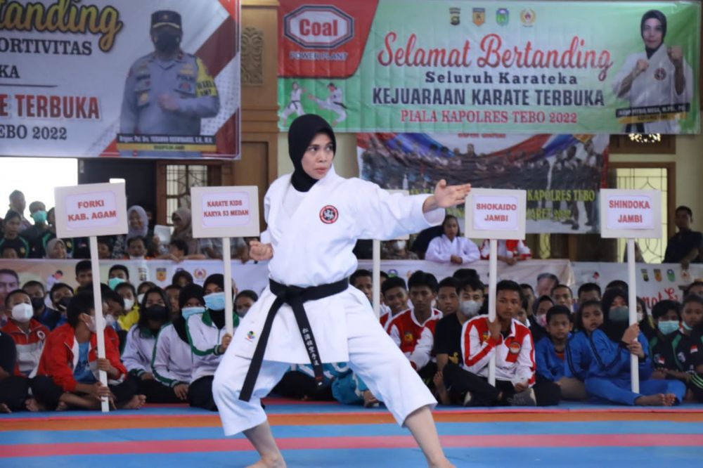 Kapolres Tebo saat memperagakan kata perseorangan 