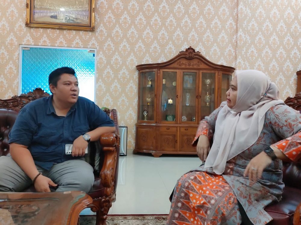 Masnah diwawancara wartawan