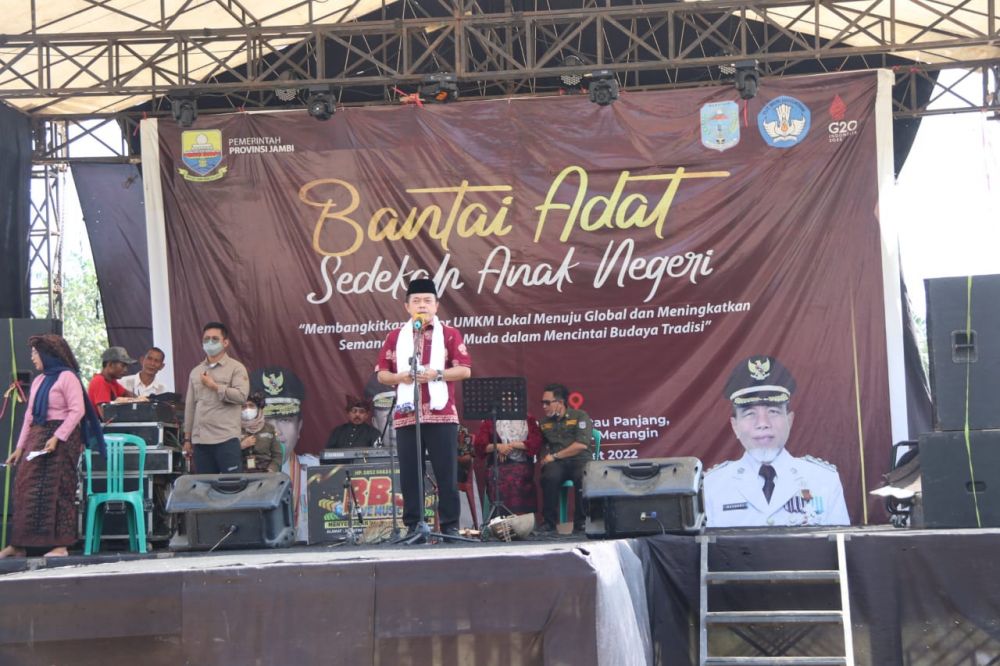 Sambutan  Al Haris pada acara Bantai Adat Sekaligus Sedekah Anak Negeri, bertempat di Desa Dusun Baru Rantau Panjang, Kecamatan Tabir Kabupaten Merangin, Selasa (29/03/2022).