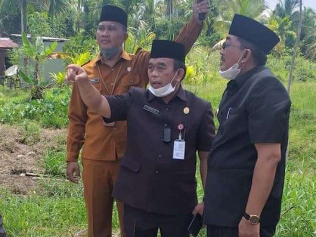Bupati Tanjung Jabung Barat Drs. H. Anwar Sadat Langsung Turun menunjau lokasi kebakaran dan memberikan bantuan tanggap darurat untuk meringankan beban korban kebakaran.